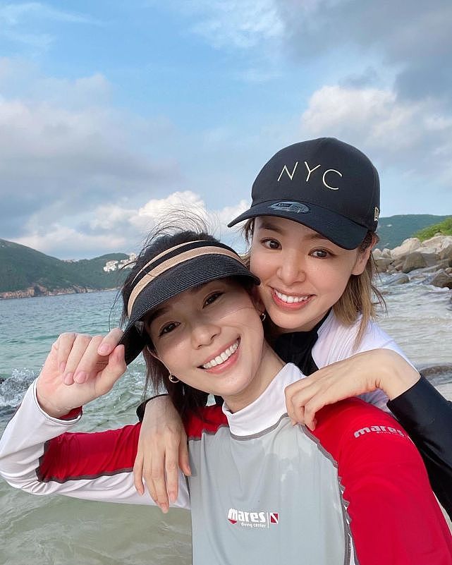 因拍戏而成闺蜜！TVB女艺人谭凯琪携女儿和杨秀惠在海边玩水合影 - 1