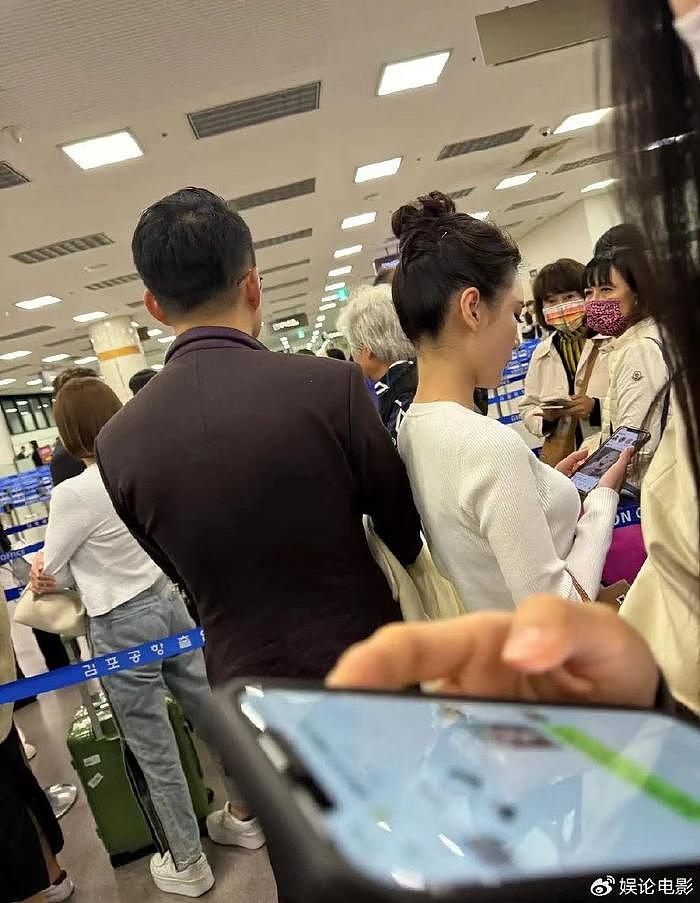 汪小菲曼蒂被偶遇韩国机场，未婚妻手戴钻戒，看婴儿书力证怀孕 - 3