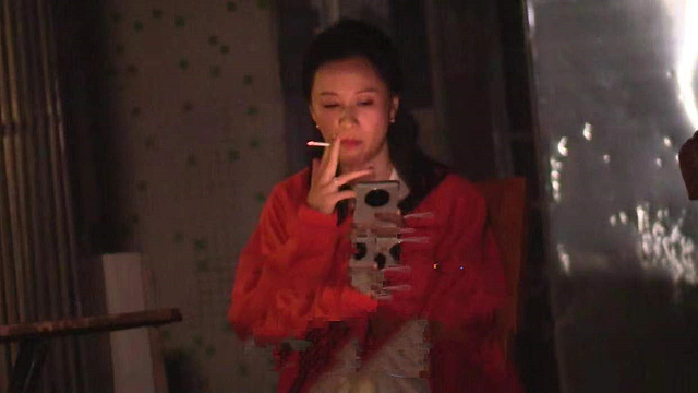 倪虹洁拍戏现场烟不离手，姿势娴熟胜过老烟枪，随地扔烟头惹争议 - 2
