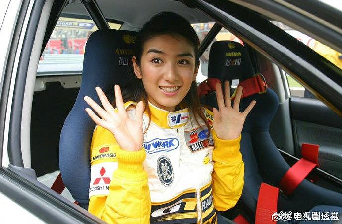 2004年，成龙慈善杯车赛活动上的女明星 - 9