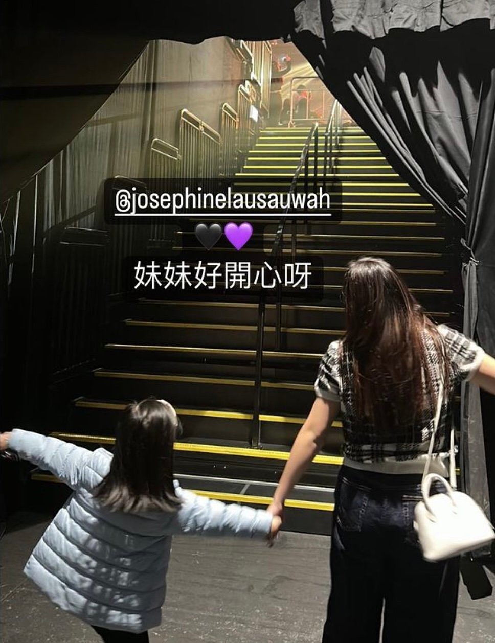 甘比带俩女儿看演唱会，4岁女儿手舞足蹈很兴奋，刘銮雄全程陪伴 - 3
