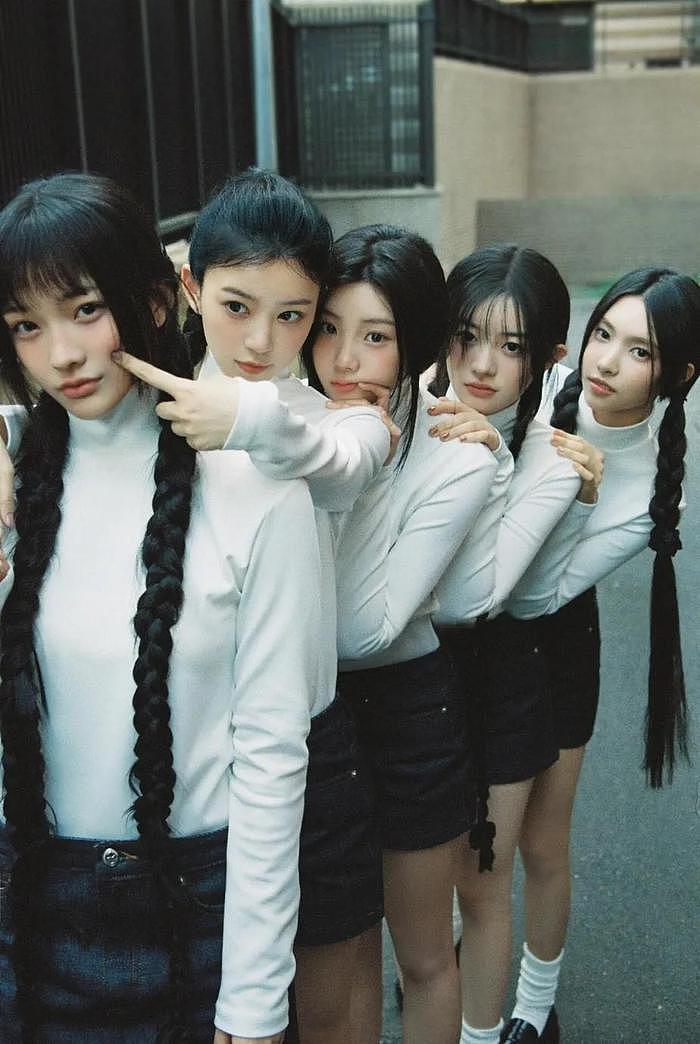 韩国女团成员，舞台上穿灯笼短裤，有韩网友称，这样穿不合时宜 - 10