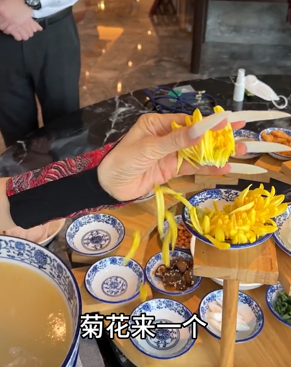 杨丽萍云南吃盆装米线，指甲不便食材撒桌上，曾说不吃主食引质疑 - 4
