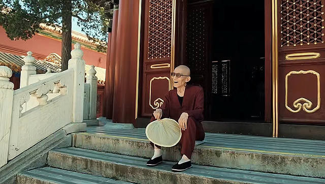 88岁游本昌罕晒近况，穿一身红衣逛故宫，手握蒲扇精神状态好 - 2