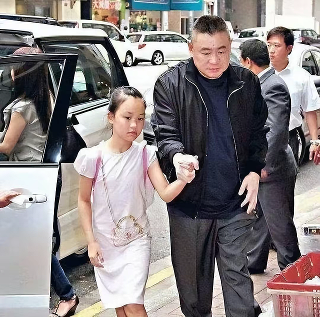 刘銮雄与吕丽君女儿牵手逛街，仇视8年关系破冰，甘比未在身旁 - 5