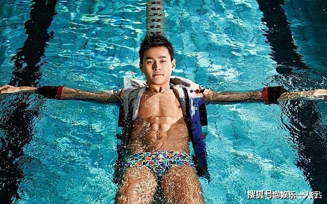 孙杨，游泳界的传奇人物，坐拥奢华豪宅，衣柜内各式泳裤琳琅满目 - 5