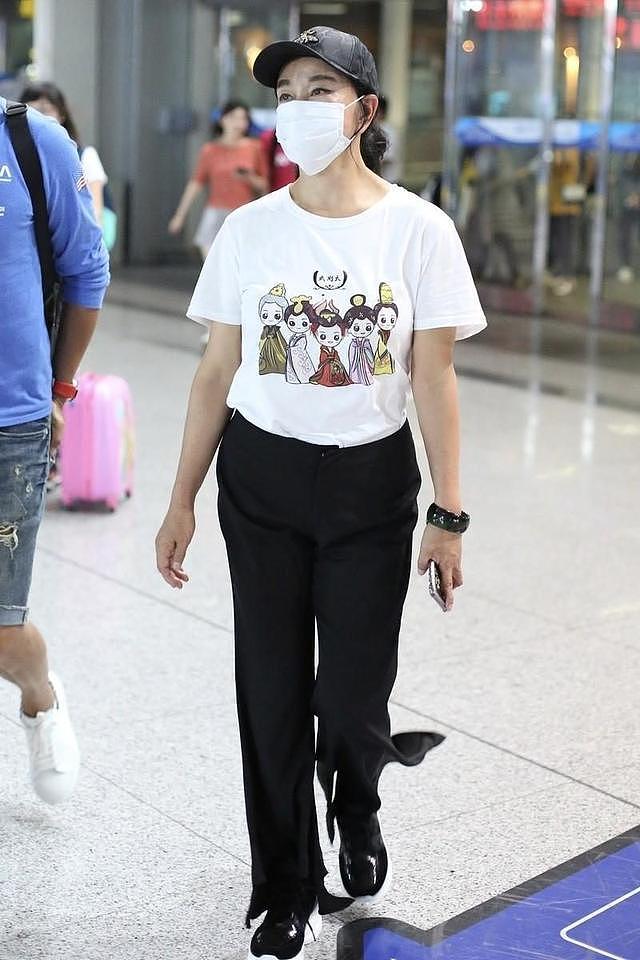 73岁刘晓庆扎起高马尾减龄10岁，穿T恤+喇叭裤，完全没有大妈味 - 4