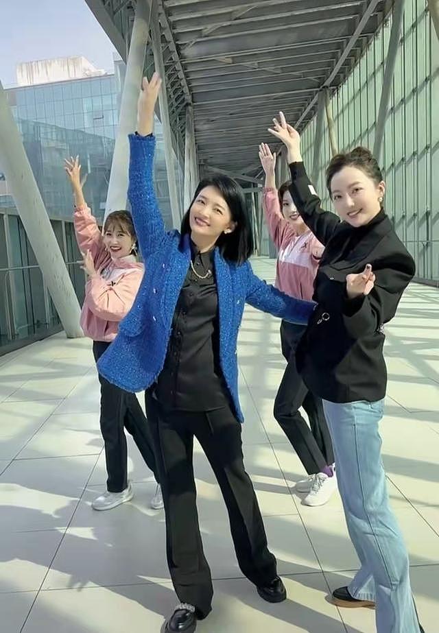 安徽台四位美女主持同框跳舞，余声身材引争议，马滢被赞不老女神 - 10