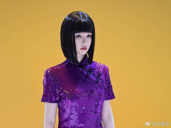 虞书欣穿紫色旗袍化身AI机器人 表情冷冽曲线玲珑 - 3
