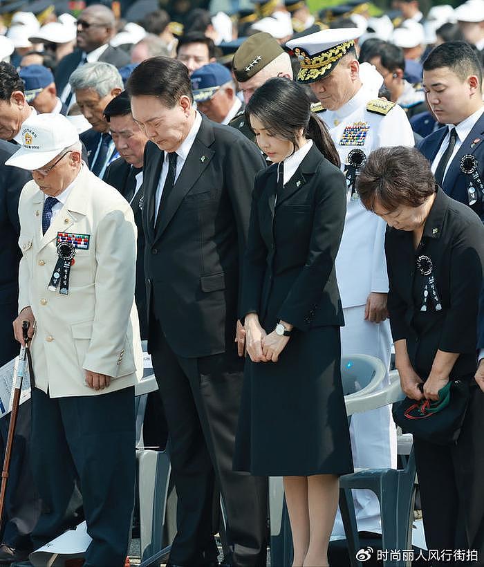 韩国第一夫人穿黑色套装出席纪念日活动！扎低马尾又嫩了，太冻龄 - 4