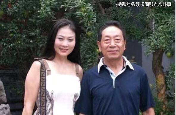 75岁王奎荣罕露面，白发苍苍老年斑明显，与38岁娇妻同框似父女 - 6