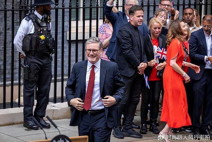 英国新首相夫人美出圈！穿红裙亮相成为唐宁街10号女主人，好惊艳 - 11