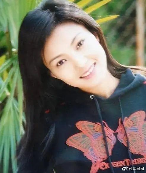 她18岁生女，两登春晚，巅峰时期红过杨钰莹，却与逃犯同居三年 - 8