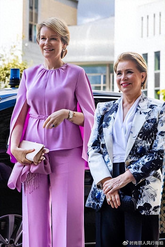 比利时王后陪同卢森堡大公夫人惊艳了！粉色斗篷套装超美，好嫩啊 - 1