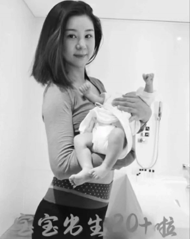 李小萌产后20天晒孕肚照，回顾孕期变化，温馨记录儿子成长过程 - 6
