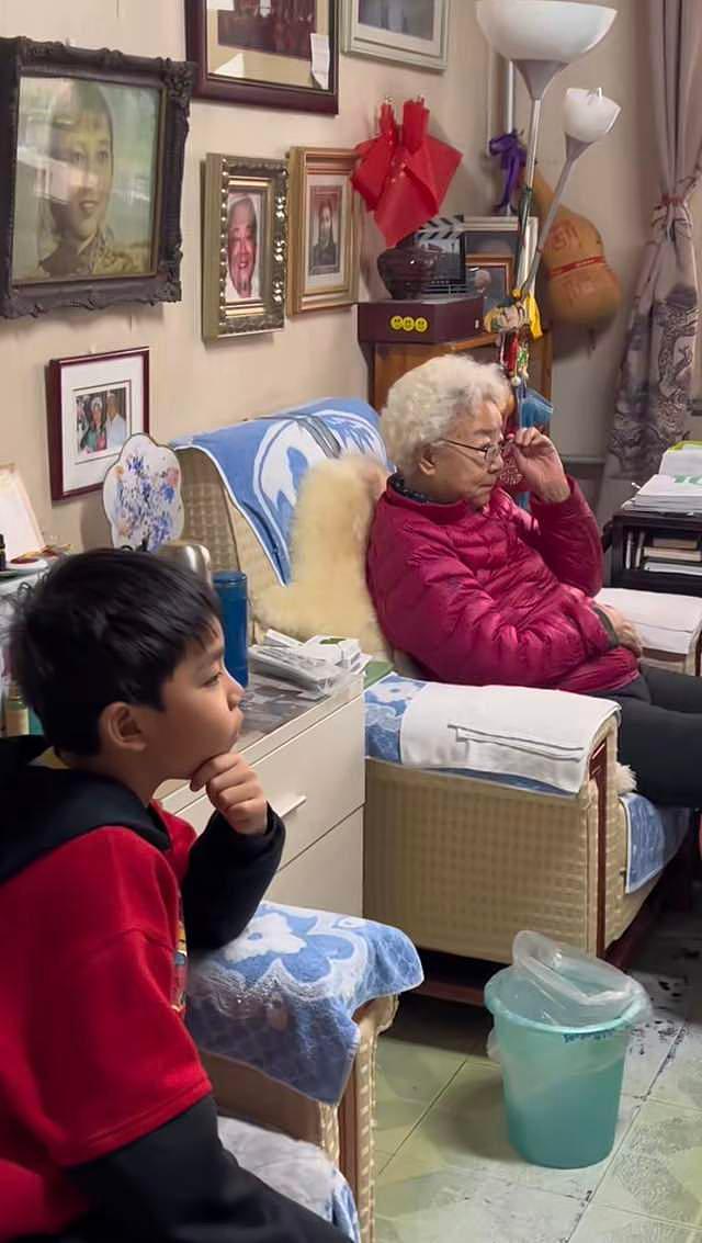 94岁戏骨田华与重孙追剧，家中简陋却温馨，晚年4位至亲患癌去世 - 5