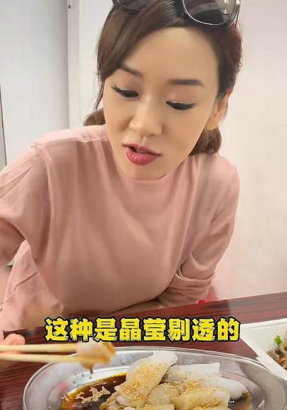 43岁港姐杨思琦现身广州，在街头吃美味小吃，不顾形象直呼满足 - 3