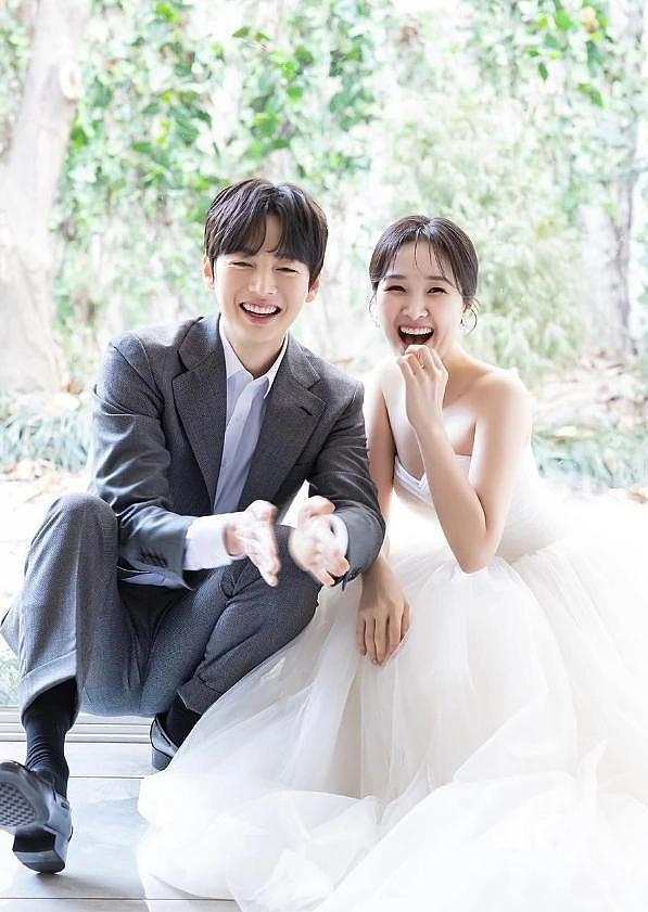 韩国女星宣布，与小三岁男演员结婚，公开婚纱照，网友表示祝福 - 4