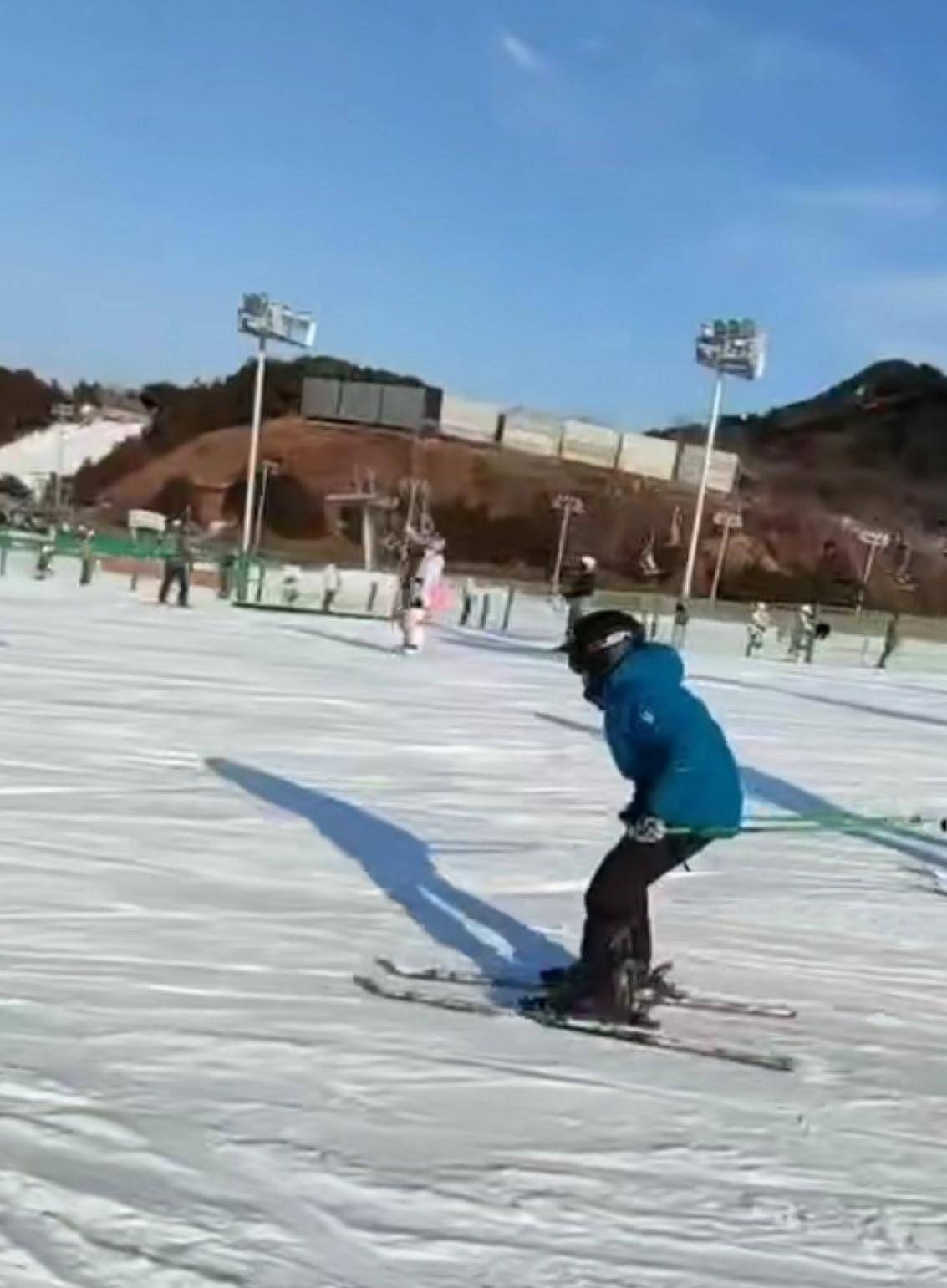林永健晒儿子滑雪，大竣身高快赶上成人，低调学习屡获国际大奖 - 1
