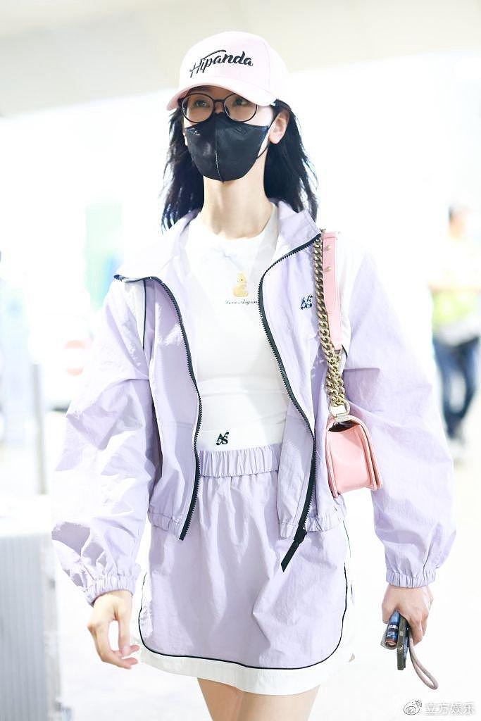 陈都灵休闲造型现身机场 一身粉紫色少女心满满 - 1