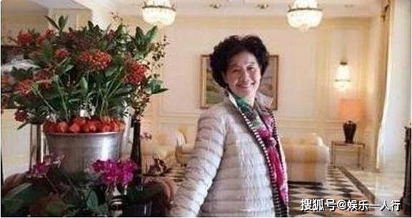带你看看杨钰莹的豪宅装修：客厅里放满各种鲜花，像是住在花店 - 5