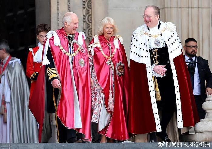 英国罗丝和丈夫风光亮相！12岁儿子给查尔斯提袍，却不用乔治王子 - 7