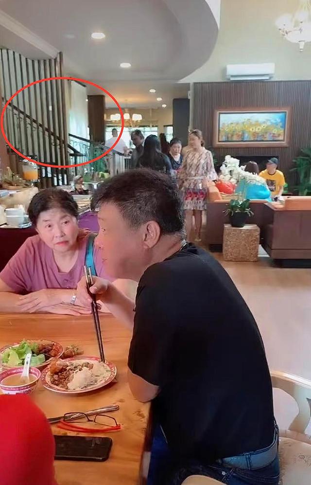 64岁姜育恒马来西亚豪宅曝光，宴请多位美女富婆，合照姿势引争议 - 8