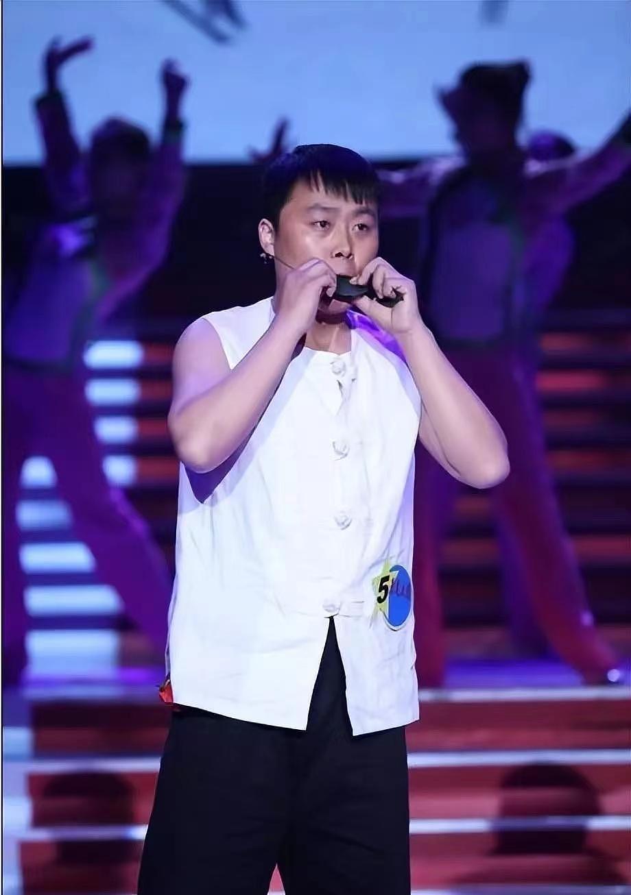 歌手刘大成街头被偶遇，穿平价上衣裤子泛白，与粉丝合照略显紧张 - 6