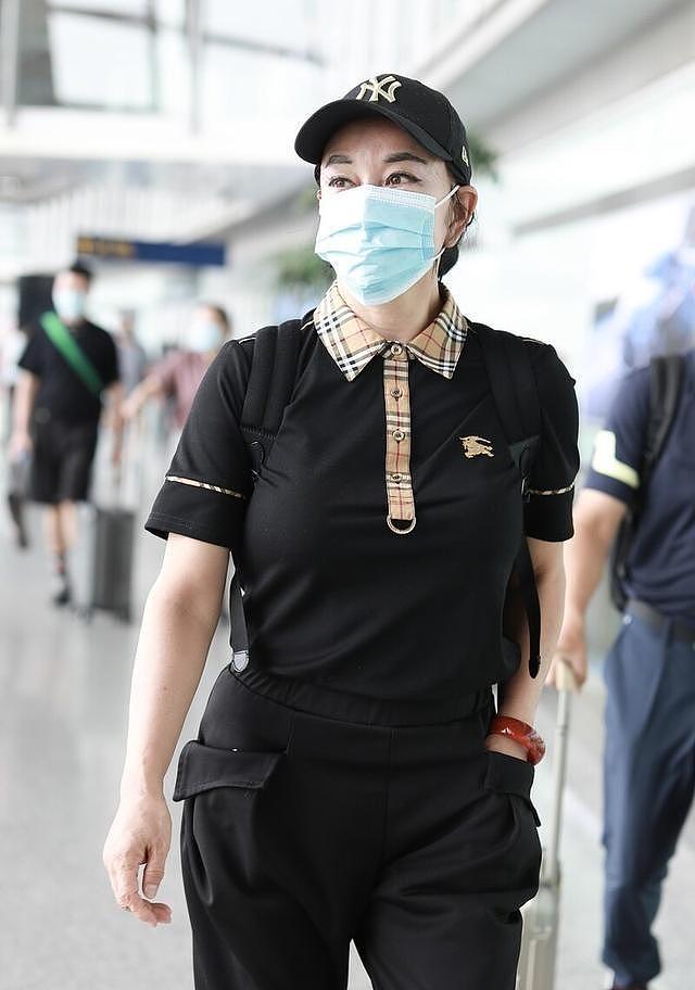 刘晓庆带火了“小黑裤”穿搭，配T恤、衬衫、运动鞋，洋气又减龄 - 6
