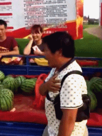 搞笑GIF趣图:老板，我也想猜拳，你的西瓜甜吗？ - 1