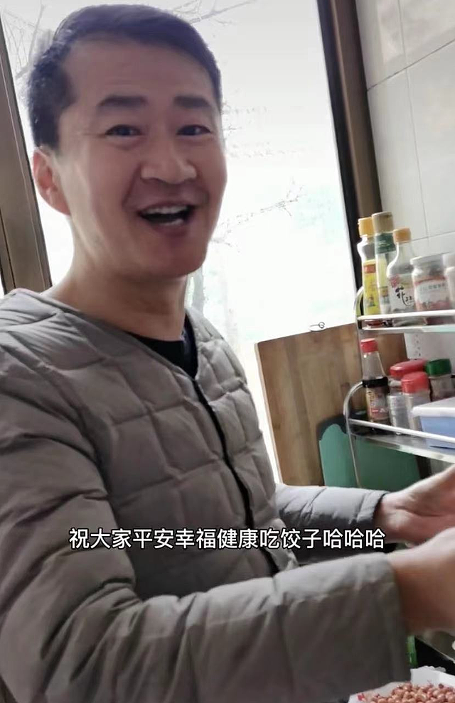 戏骨李嘉明惹争议，和好友餐馆吃饭少付钱，撒腿就跑10元钱吃一桌 - 12