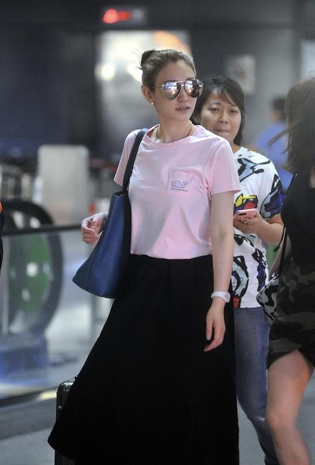 47岁李小冉带火了极简穿搭：粉色T恤+半身裙+丸子头，高级又洋气 - 2