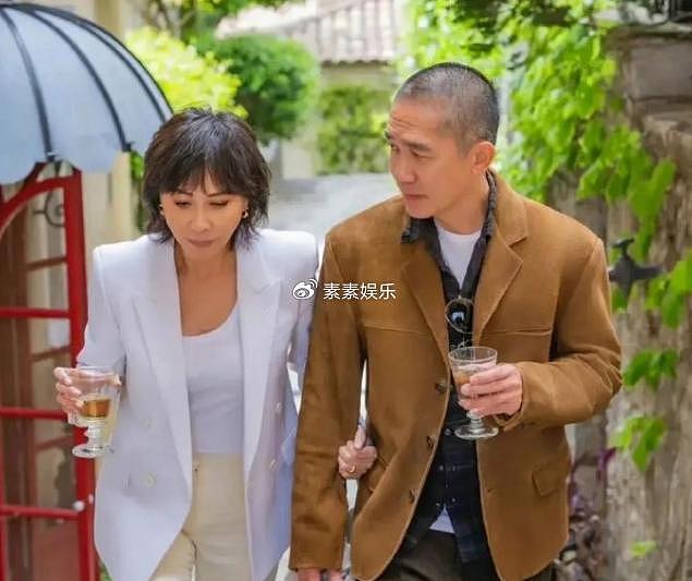 刘嘉玲和弟媳妇一起喝香槟，和梁朝伟在彩虹椅上依偎合影 - 9