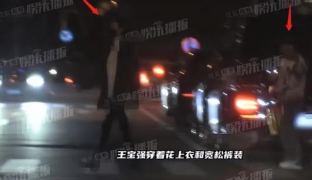 王宝强携女友外出会友，相处融洽感情稳定，冯清身材高挑长腿吸睛 - 5