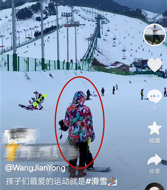 王宝强哥哥晒视频，疑冯清带王子豪滑雪，一家人相处融洽 - 1