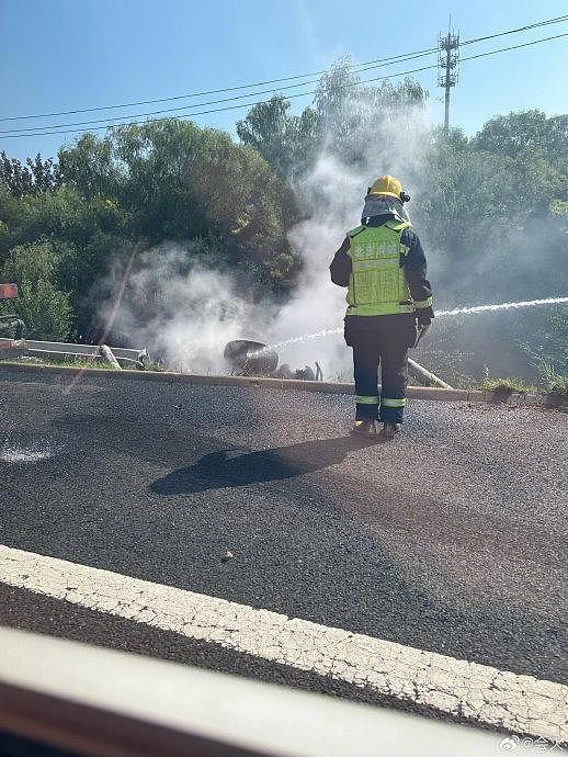 练习生在前往非公开行程的路上遭遇私生恶意追车，并在高速上被追尾 - 3