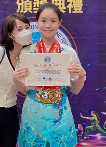 太优秀！富豪刘銮雄19岁女儿连夺4个金牌，妈妈吕丽君也现身祝贺 - 3