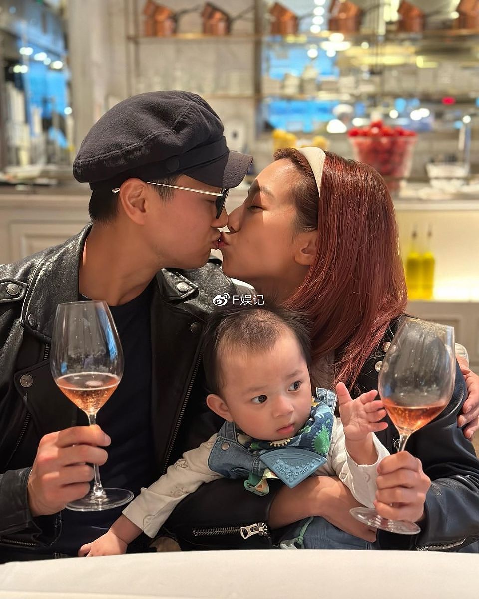 郑俊弘何雁诗带儿子吃饭庆祝恋爱6周年 夫妻俩抱着儿子嘴对嘴亲吻 - 2