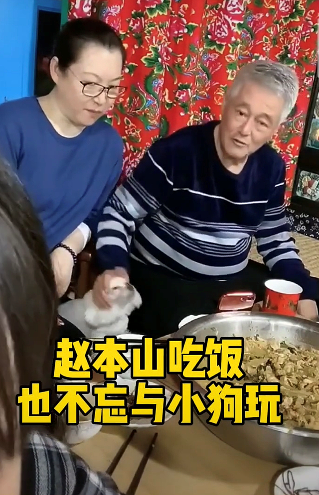 赵本山满头白发与徒弟聚会，坐炕上吃大盆菜，妻子戴玉镯白皙丰腴 - 7