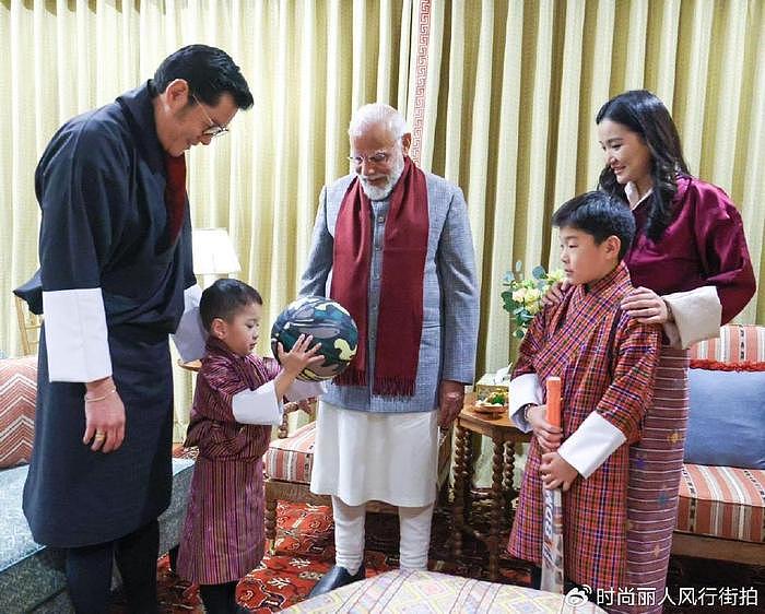 不丹王后抱小公主庆祝34岁生日！眼神显疲惫，小公主穿碎花裙好萌 - 7