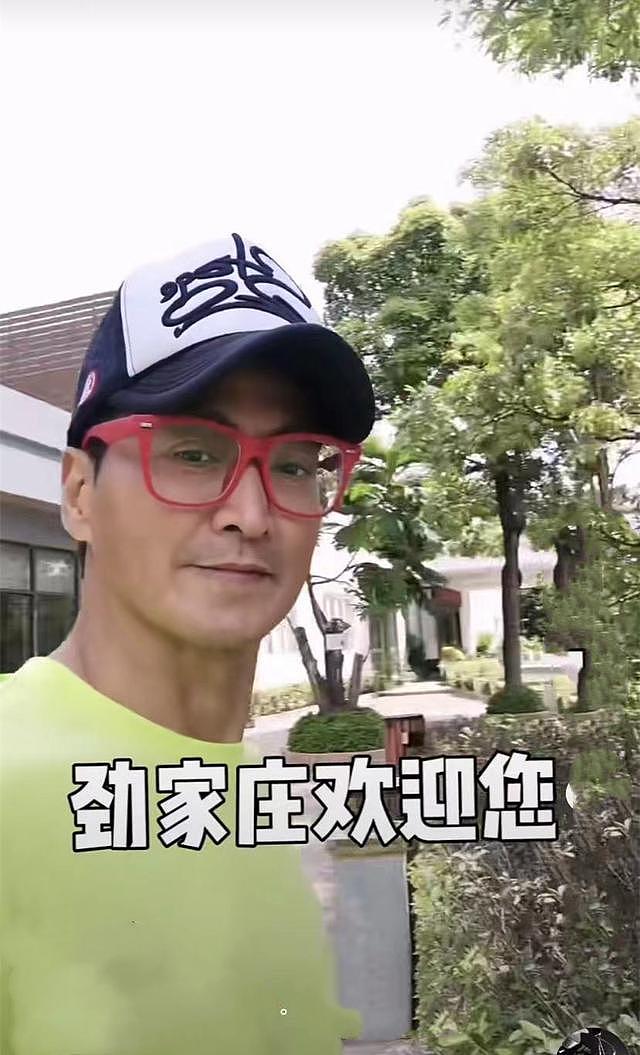 32岁港星何佩瑜内地拍电影，被曝年收入创纪录，欲携父母定居上海 - 12