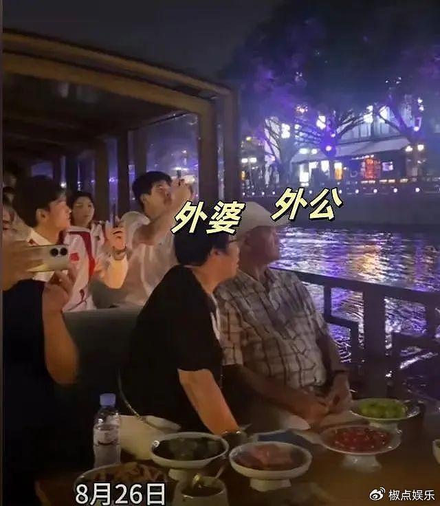 潘展乐陪家人游温州南塘，妈妈来头不小，难怪潘展乐谈吐这么好！ - 2