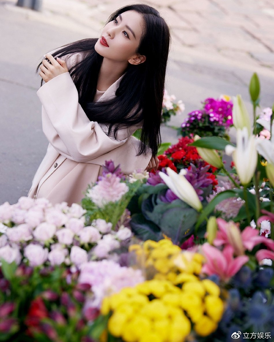 刘诗诗米兰时装周街拍大片 穿米白色西装手捧鲜花优雅浪漫 - 4