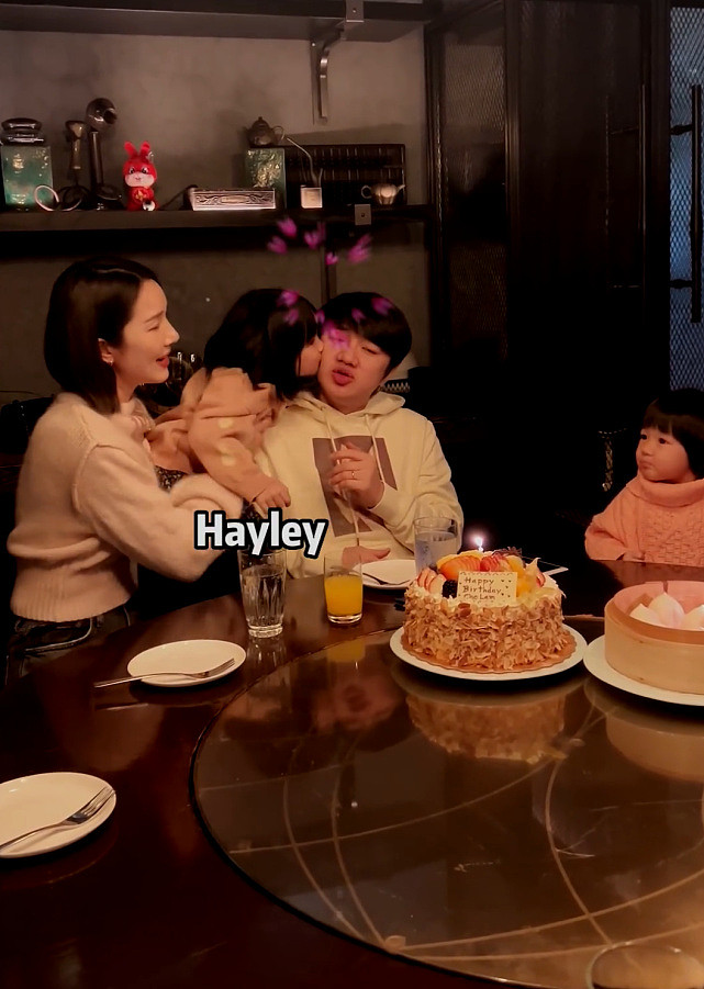 王祖蓝生日与妻女一起开心度过 获两个女儿献吻很甜蜜 - 4
