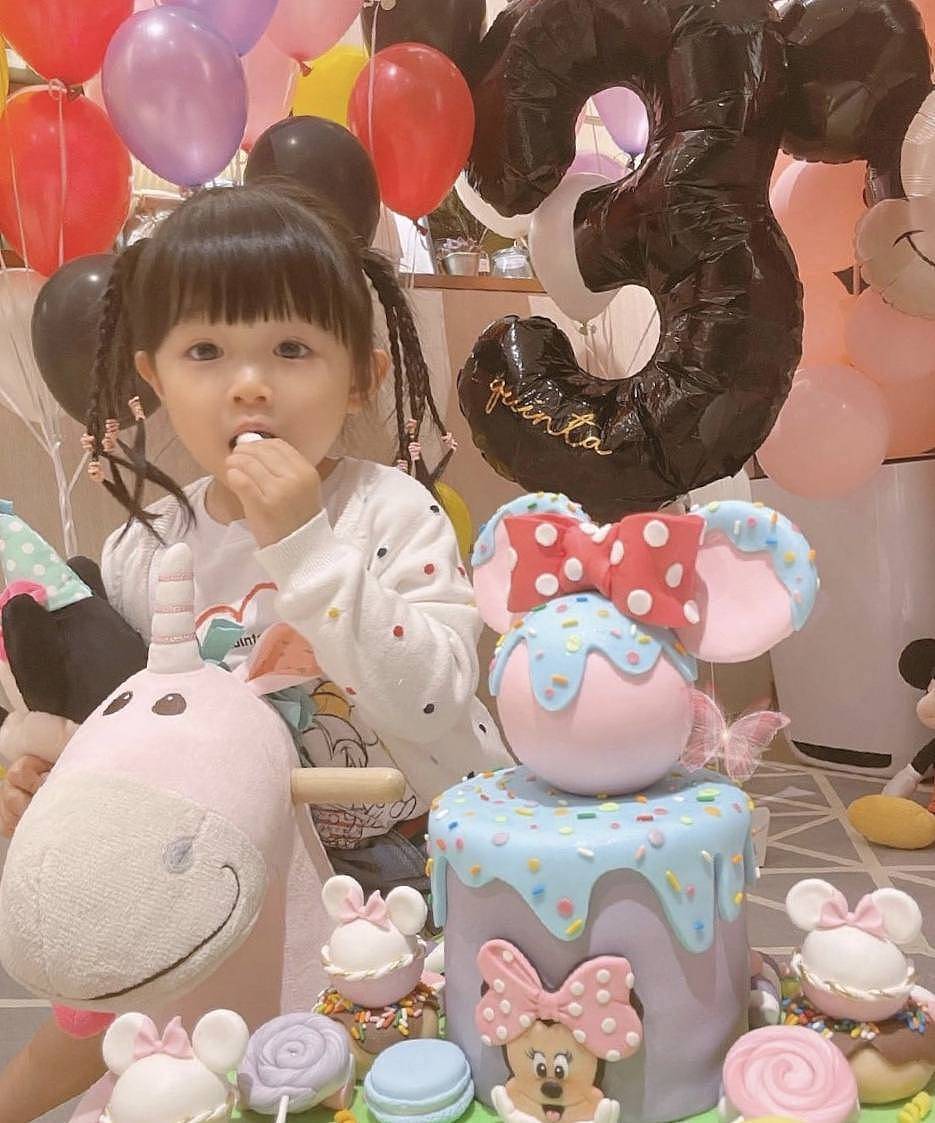 TVB视帝为3岁女儿庆生，一家三口亲子装亮相，小猪比麻花辫抢镜 - 3