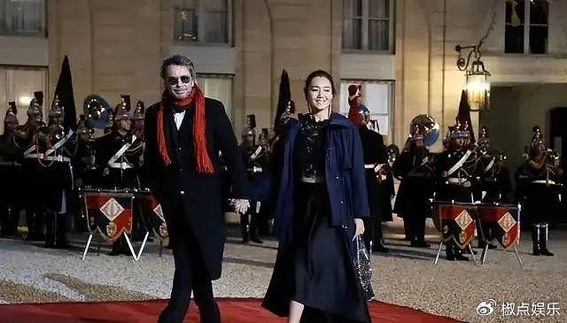 巩俐和老公出席法国国宴，牵手走红毯超恩爱，和苏菲玛索再次相聚 - 10