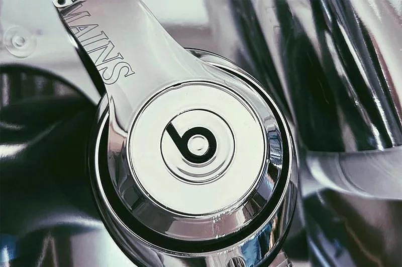 Beats 宣布与英国音乐人 Skepta 主理品牌 MAIN 推出合作款耳机 - 2