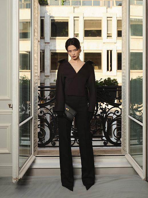 时尚这块还得看@李宇春 ，一身黑色深V荡领套装出席巴黎高定秀场… - 4