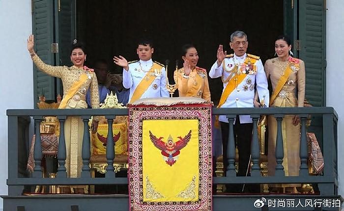 泰国神兽公主举办时装秀！穿迷你裙暴露腱子肉，缩着脖子走路好丑 - 1