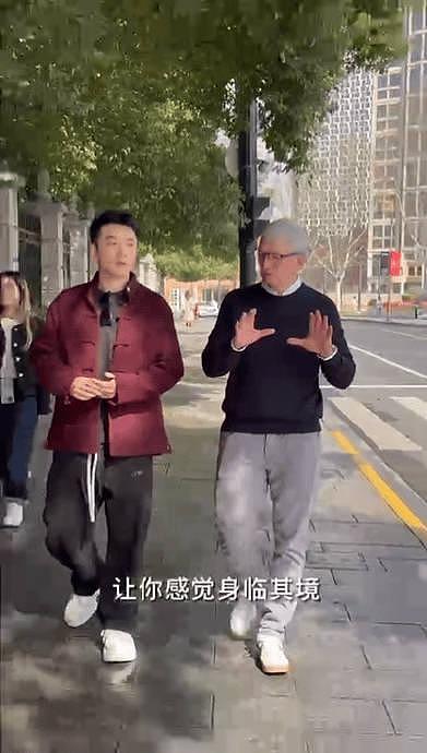 郑恺和苹果ceo库克在上海来了场city walk，两人全程用英语交流… - 7